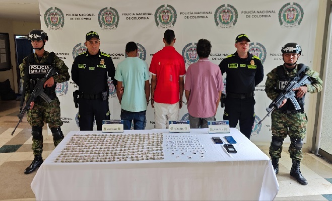 Tres hombres capturados en medio de Policía y Ejército con droga incautada y tres celulares sobre una mesa