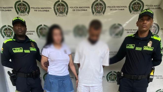 Dos polic&iacute;as de Colombia presentan a una pareja como los presuntos responsables de maltrato animal en Medell&iacute;n