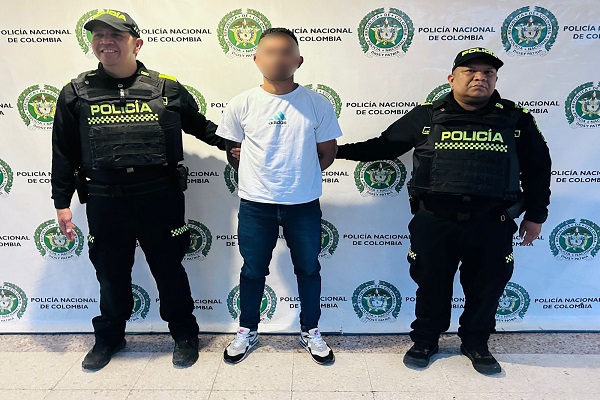 Dos Policías, un hombre capturado