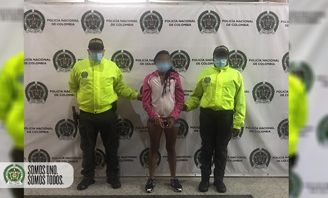 Policías custodian a capturada en ofensiva contra el homicidio en Medellín y Bello