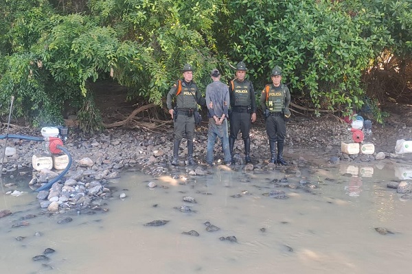 Tres Polic&iacute;as custodian a persona capturada