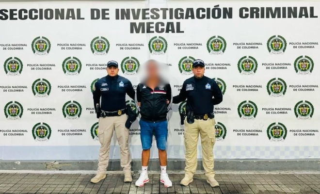 persona vestida con pantaloneta azul y camiseta azul y uniformados de interpol