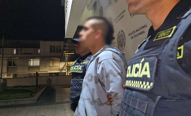 dos uniformados y un capturado 