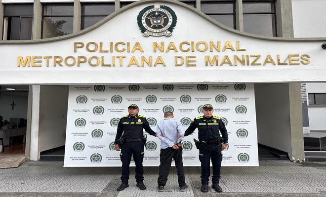 dos uniformados y un ciudadano