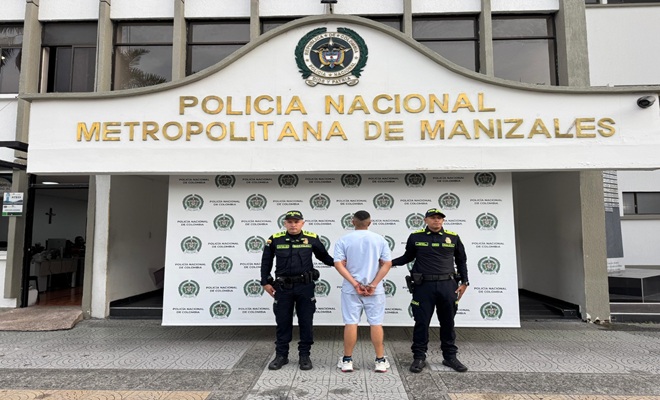 dos uniformados y un capturado
