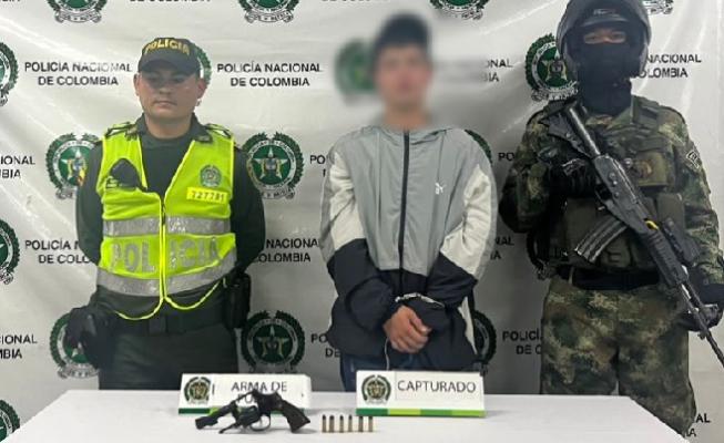 Capturado con porte ilegal en el muncipio de Itagüí es custodiado por la Policía Nacional y El Ejército Nacional