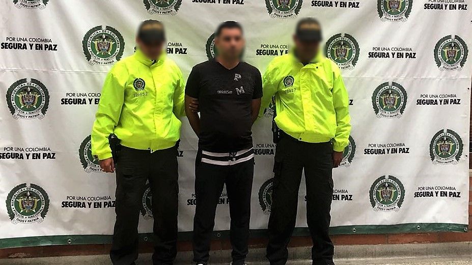 Policías de la Sijin custodian a capturado de grupo delincuencial "robledo"