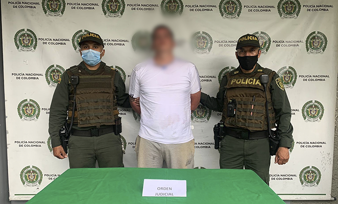 Policías custodian a capturado por doble homicidio en comuna San Javier de Medellín