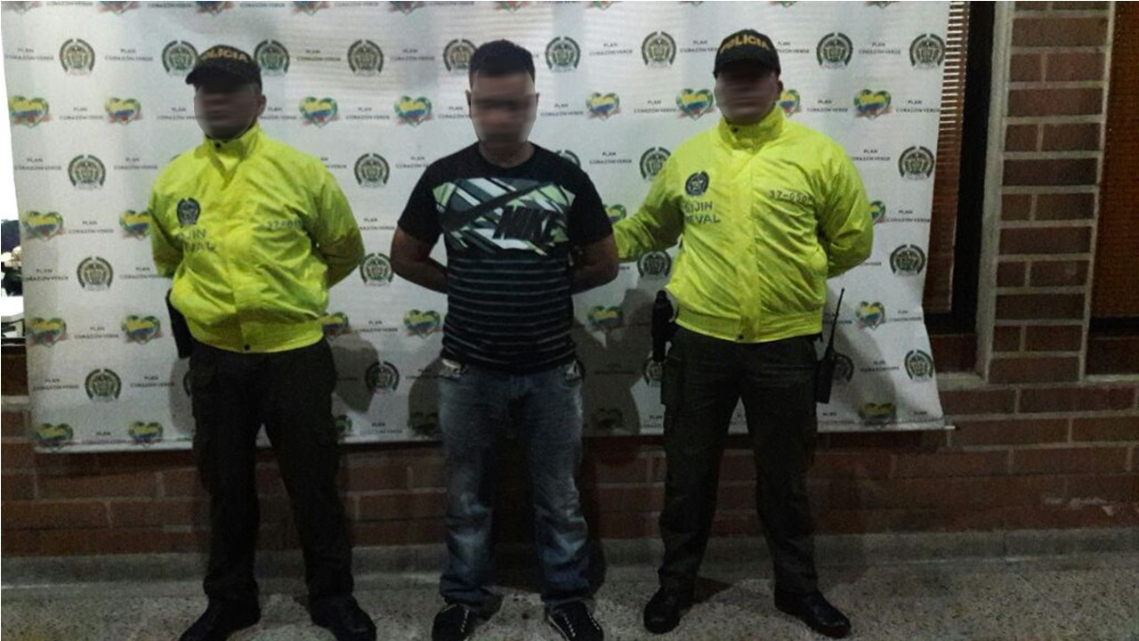 Policías de la Sijin custodian a hombre capturado por hurto en Medellín