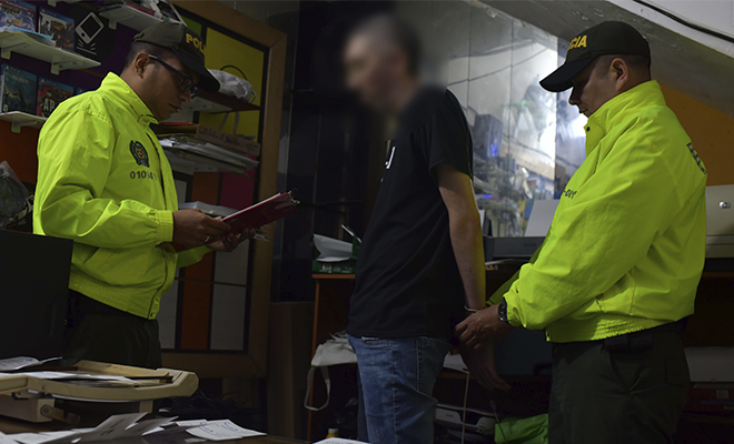 Diligencia de allanamiento y registro con captura de hombre que falsificaba carnets de vacunación covid-19