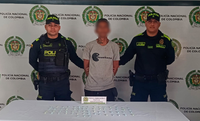 Hombre capturado en medio de dos Policías