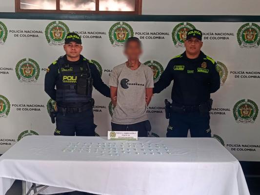 Hombre capturado con dos Polic&iacute;as al lado
