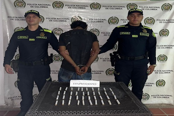 Dos Polic&iacute;as y un hombre capturado por el delito de estupefacientes