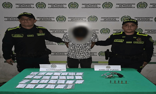 Una persona capturada por dos polic&iacute;as