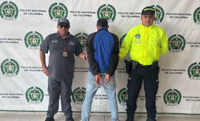 Hombre capturado en medio de funcionario del CTI y un policía