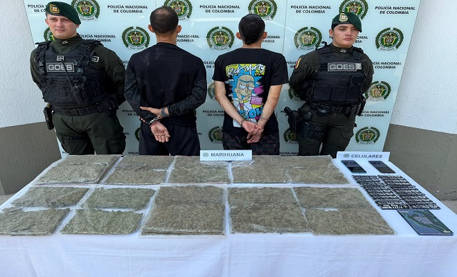 Dos persona capturadas con 6.000 dosis de marihuana, en compañía de dos policías brindando seguridad