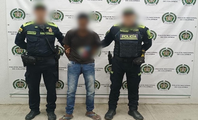 Dos funcionarios policiales y una persona capturada