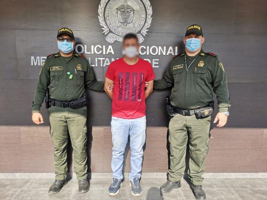 una persona capturada-policías custodiando 