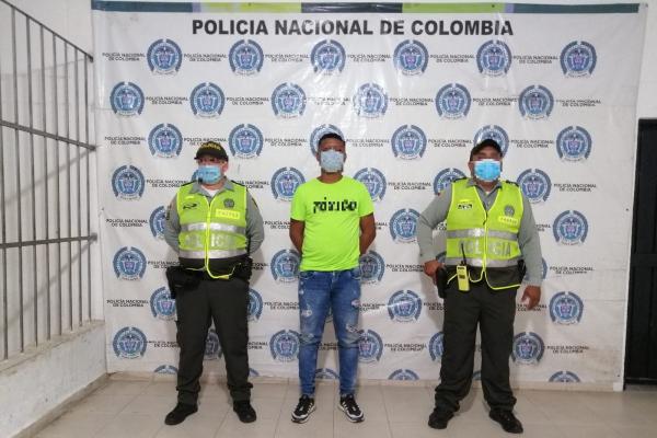 Una persona capturada-policías custodiando