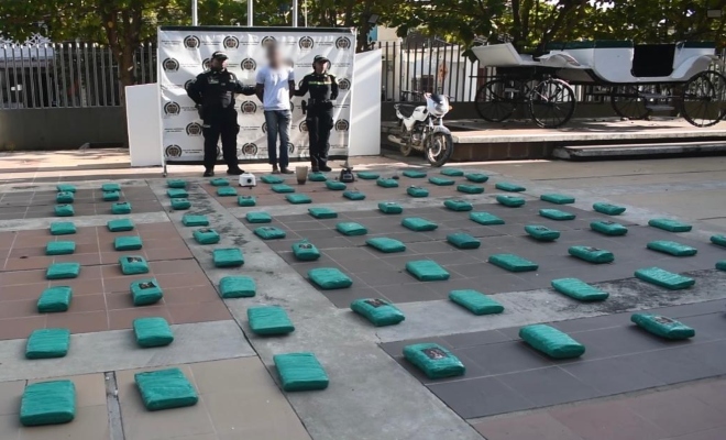 Dos policías, un capturado y elementos incautados