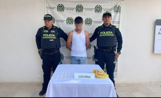 Dos policías con un capturado 