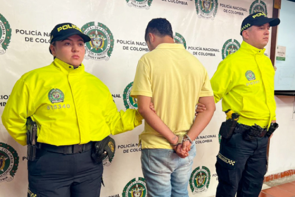 Hombre capturado en medio de dos policías