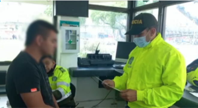 1 persona capturada-policías custodiando