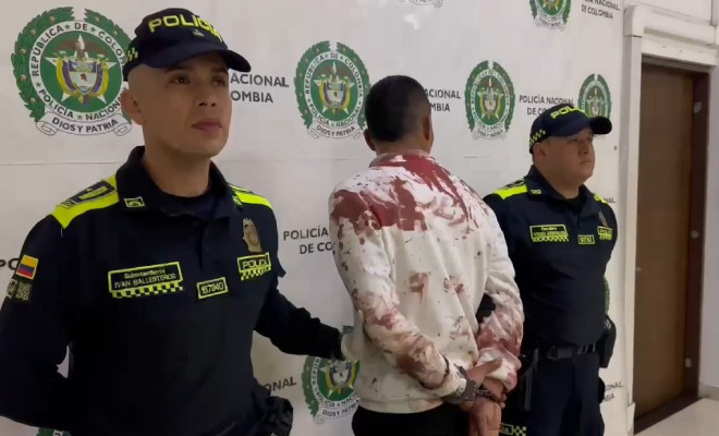 Hombre capturado en medio de dos Policías