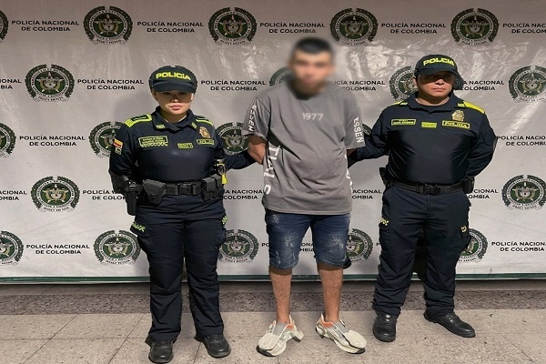 Dos Polic&iacute;as y una persona captura por m&uacute;ltiples delitos
