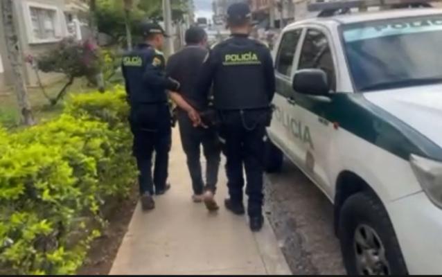 Hombre capturado en medio de dos Polic&iacute;as caminando hac&iacute;a una patrulla de Polic&iacute;a