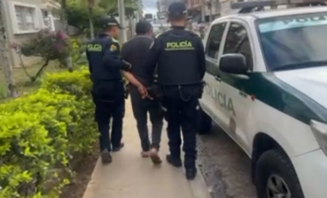 Hombre capturado en medio de dos Policías