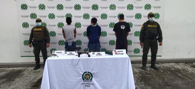 Tres personas capturadas-policías custodiando