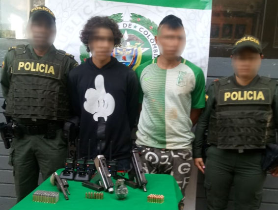 Dos hombres capturados por el cuadrante con materia de guerra en comuna trece de Medellín