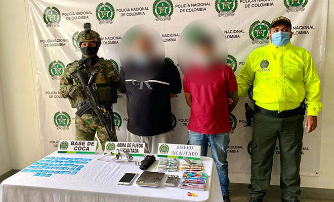 Dso capturados en Itagüí con droga, arma de fuego y dinero