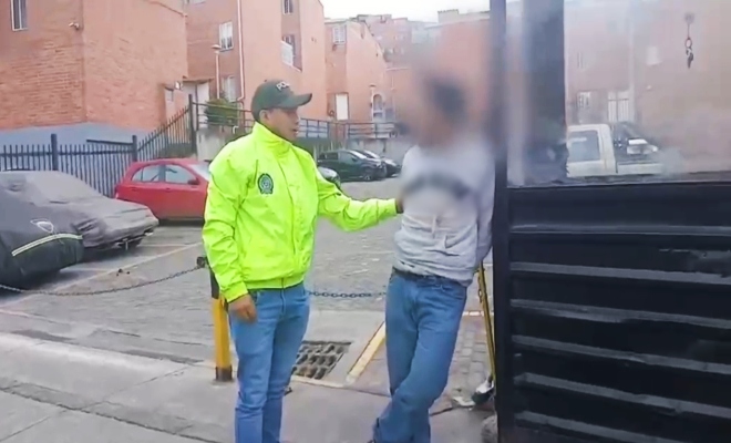 Policía del GAULA haciendo efectiva una orden de captura.