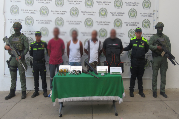 Cuatro personas capturadas e incautación de armas de fuego y munición