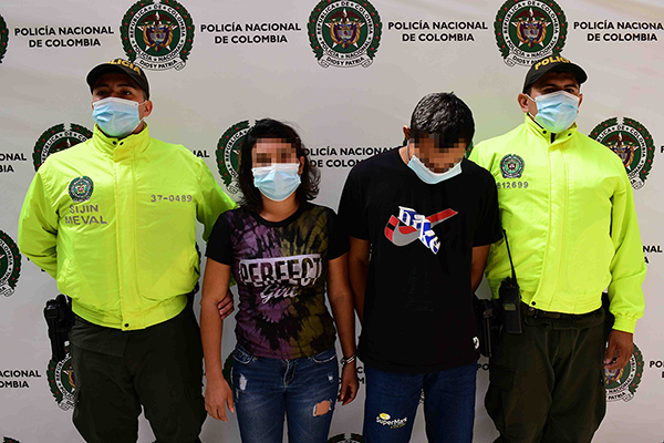 Policías custodian a personas capturadas por abuso sexual de menor de 11 años 