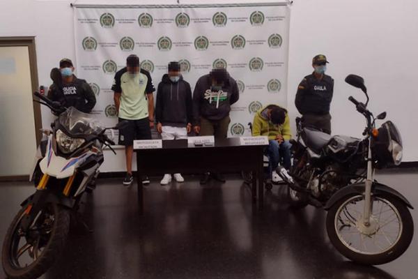 Policías del Gaula custodian a personas capturadas en Medellín por el delito de extorsión