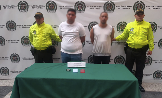 Policías custodian a dos capturados