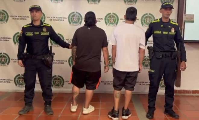 Dos hombres capturados en medio de dos Policías
