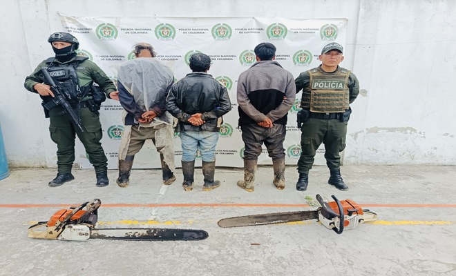 Tres personas capturadas esposadas por ilícito aprovechamiento ilícito d elos recursos naturales a su lado respectivamente se encuentran dos policías 