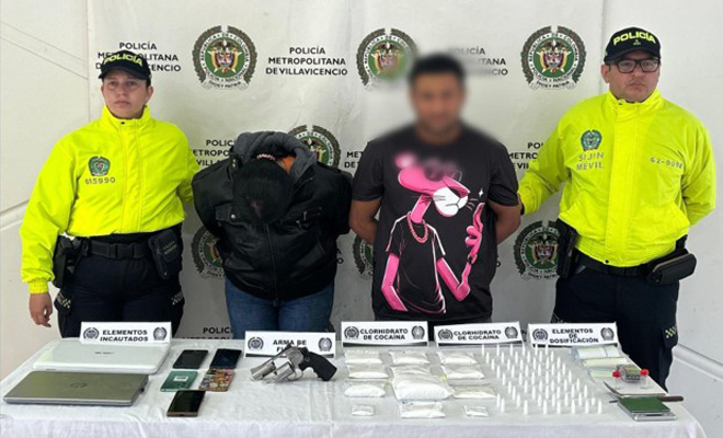 Dos policías con dos capturados por estupefacientes