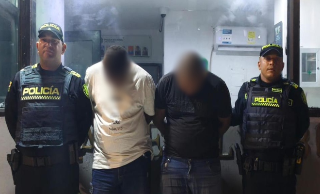 Dos policías, dos capturados