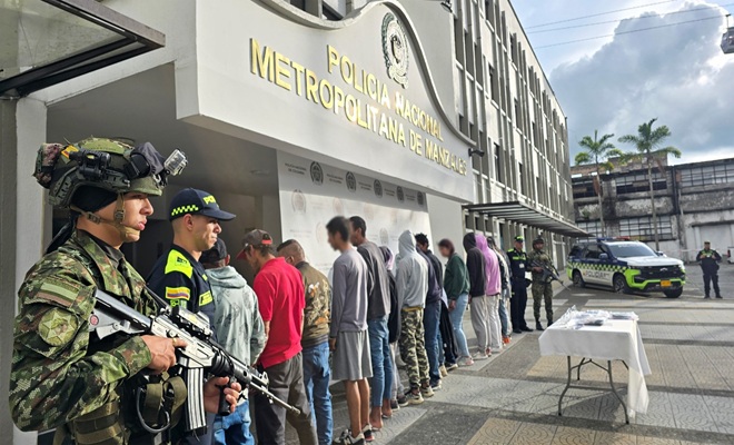21 personas capturadas, dos policías, un soldado  