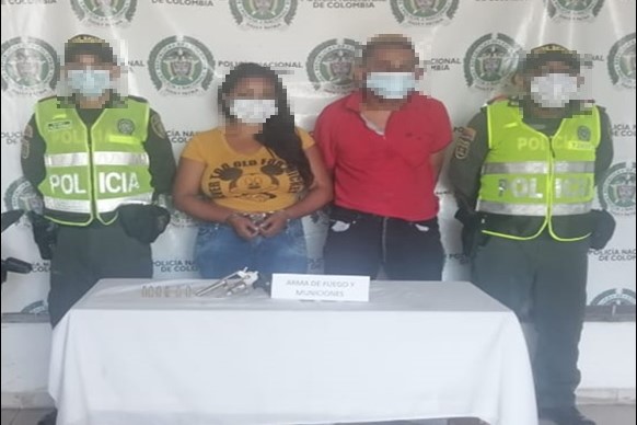 Capturamos-un-hombre-y-una-mujer-portando-un-revolver-con-seis-cartuchos