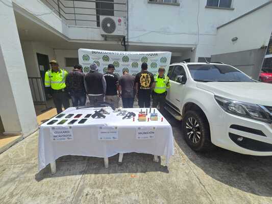Dos polic&iacute;as de transito y transportes custodian a 5 capturado y armamento incautado