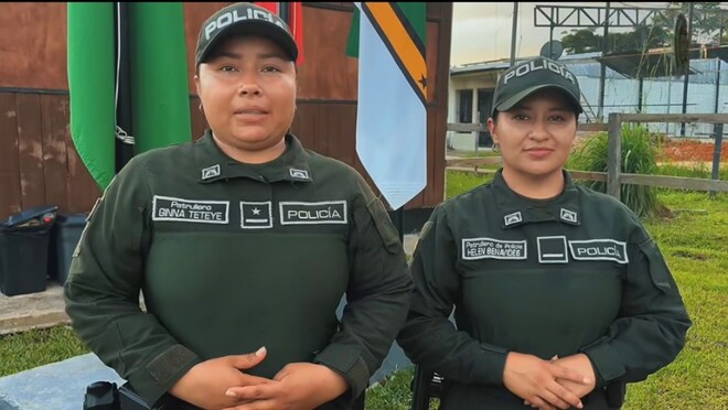Dos mujeres con el uniforme verde de la Polic&iacute;a se encuentras mirando a la c&aacute;mara dando a entender que dan una informaci&oacute;n