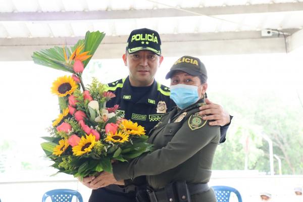 Policía de la mano con  nuestra Mujer  