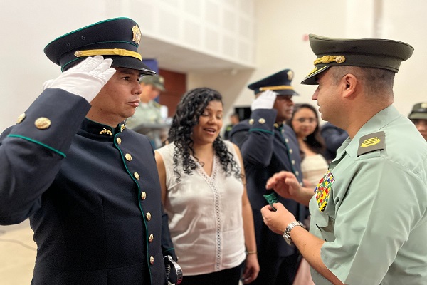 Señor coronel Betancourt, Policía ascendido y su señora esposa