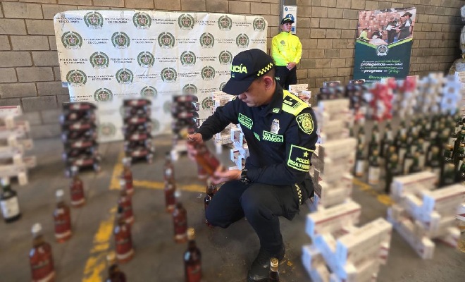 Un polic&iacute;a verificando el licor adulterado